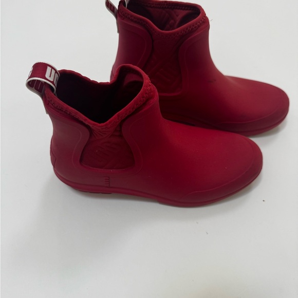 UGG Women's Red Winter Boots 8 - Picture 1 of 5